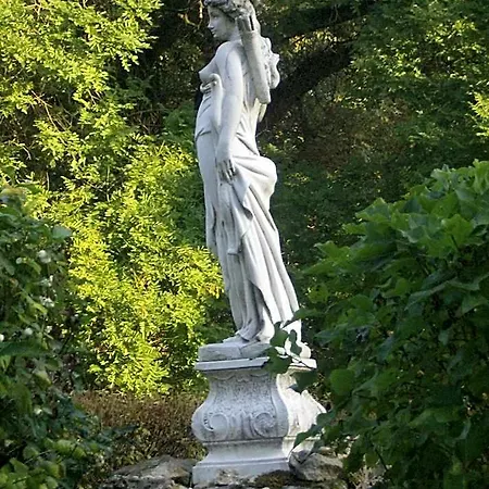 Le Chateau De Bed & Breakfast 4*