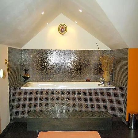 Le Chateau De Bed & Breakfast